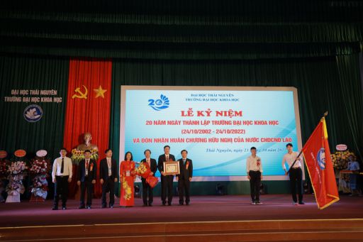 Ngài Phó Đại sứ nước CHDCND Lào, trao tặng huân chương Hữu nghị