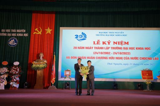 PGS.TS. Hoàng Văn Hùng - Giám đốc ĐH Thái Nguyên tặng hoa chúc mừng