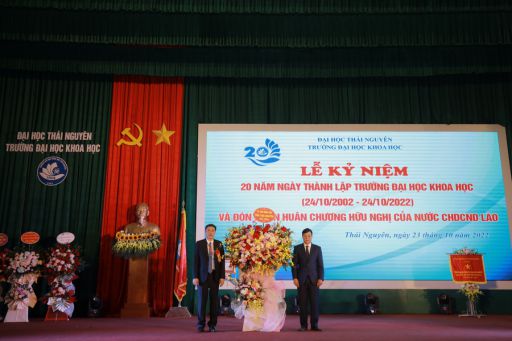 Đồng chí Đặng Xuân Trường - Phó Chủ tịch UBND tỉnh Thái Nguyên, tặng hoa chúc mừng Nhà trường