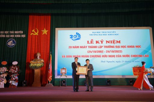 PGS.TS. Hoàng Văn Hùng - Giám đốc ĐH Thái Nguyên trao tặng Bằng khen của Bộ GD&ĐT