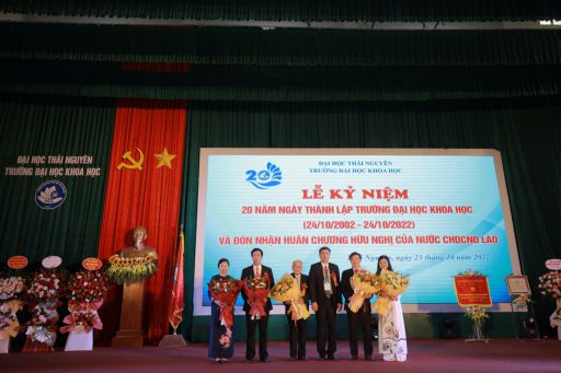 PGS.TS. Nguyễn Văn Đăng - Hiệu trưởng Nhà trường, tặng hoa chúc mừng các thầy cô nguyên là lãnh đạo các thời kỳ