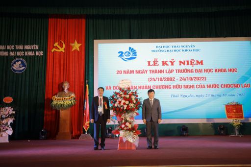 PGS.TS. Hoàng Văn Hùng - Giám đốc ĐH Thái Nguyên tặng hoa chúc mừng