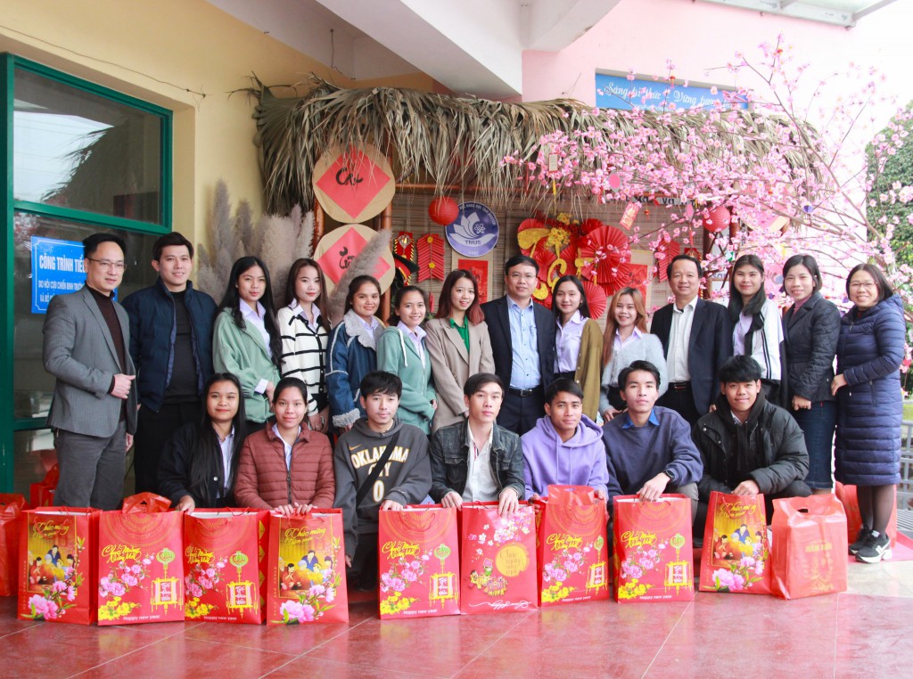 Trường Đại học Khoa học tổ chức tặng quà Tết cho Lưu học sinh quốc tế