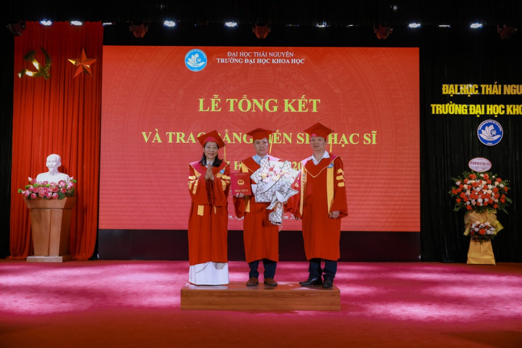 Trường Đại học Khoa học tổ chức Lễ Tổng kết và trao bằng Tân Tiến sĩ, Thạc sĩ năm học 2022 - 2023