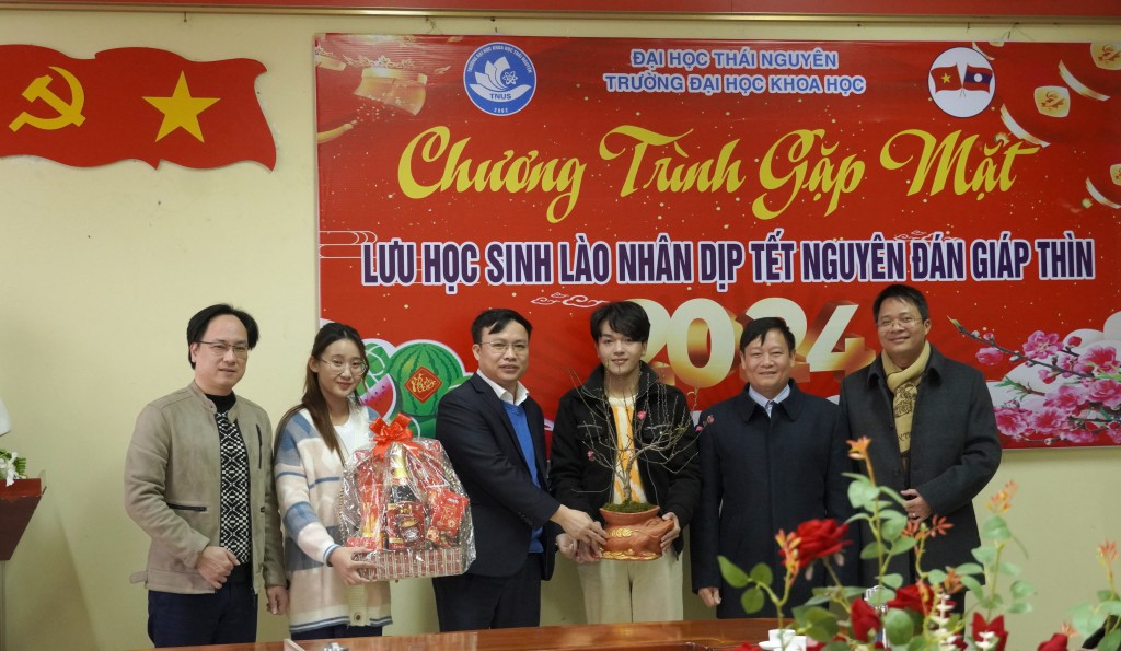 Trường Đại học Khoa học tặng quà cho lưu học sinh Lào nhân dịp Tết