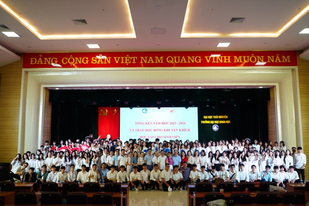 Khoa Toán - Tin tổ chức chương trình Tổng kết năm học 2023-2024 và Trao học bổng khuyến khích học tập cho sinh viên