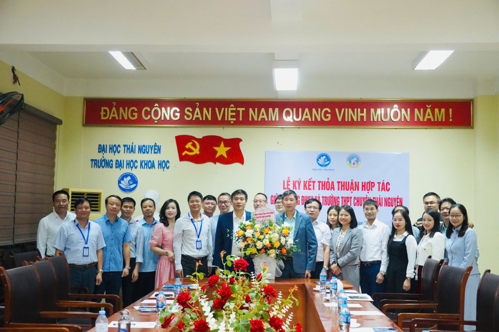 Trường Đại học Khoa học ký kết thỏa thuận hợp tác với Trường THPT Chuyên Thái Nguyên