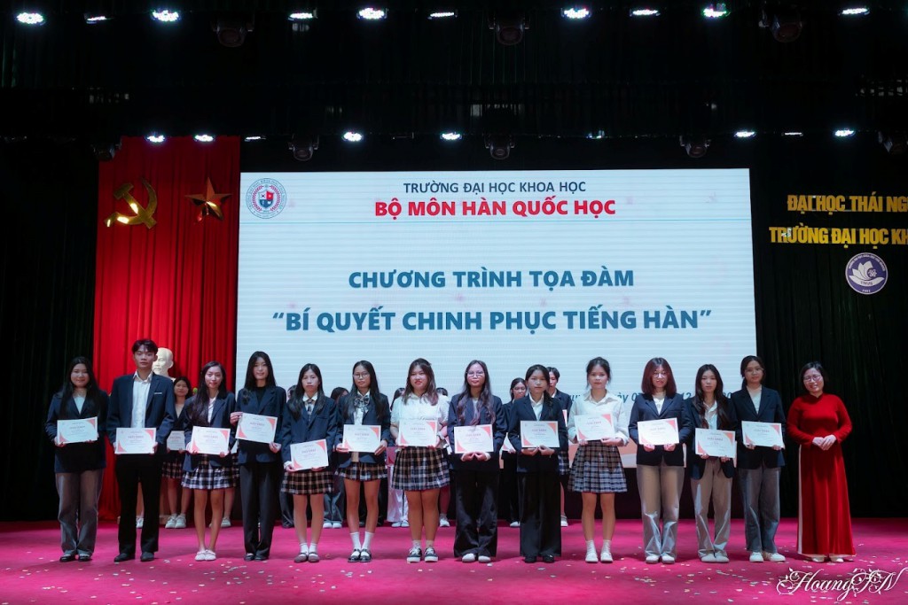 Bộ môn Hàn Quốc học tổ chức Tọa đàm “Bí quyết chinh phục tiếng Hàn” và vinh danh, khen thưởng sinh viên