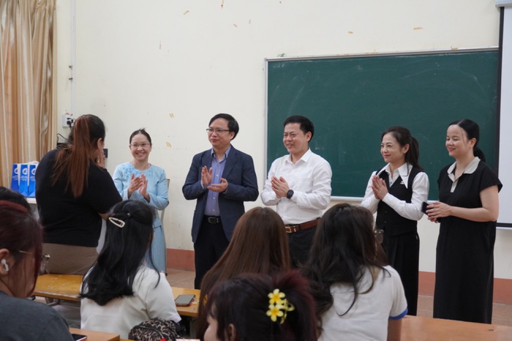 Trao lì xì năm mới cho lưu học sinh quốc tế