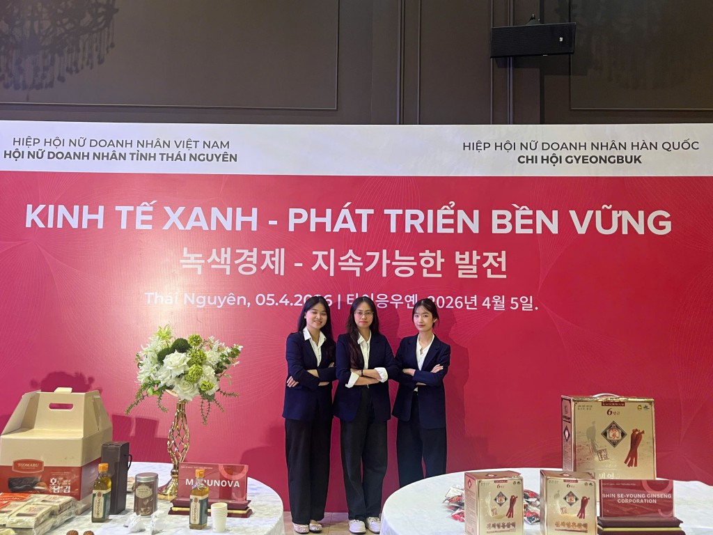 Sinh viên ngành Hàn Quốc học tham gia hỗ trợ diễn đàn quốc tế, khẳng định chất lượng đào tạo gắn với thực tiễn