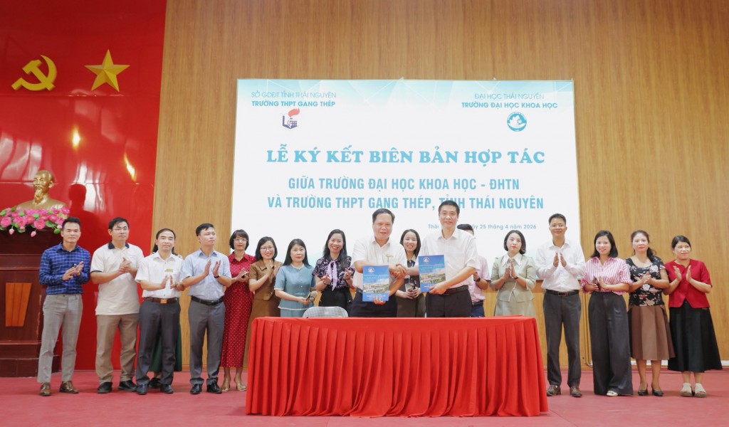 Trường Đại học Khoa học tổ chức tư vấn hướng nghiệp, công bố các CTĐT mới năm 2026 và ký kết hợp tác với Trường THPT Gang Thép