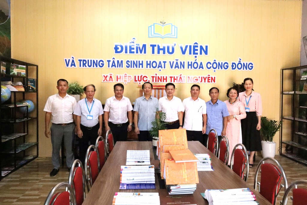 Bàn giao Điểm thư viện và sinh hoạt văn hóa cộng đồng tại xã Hiệp Lực