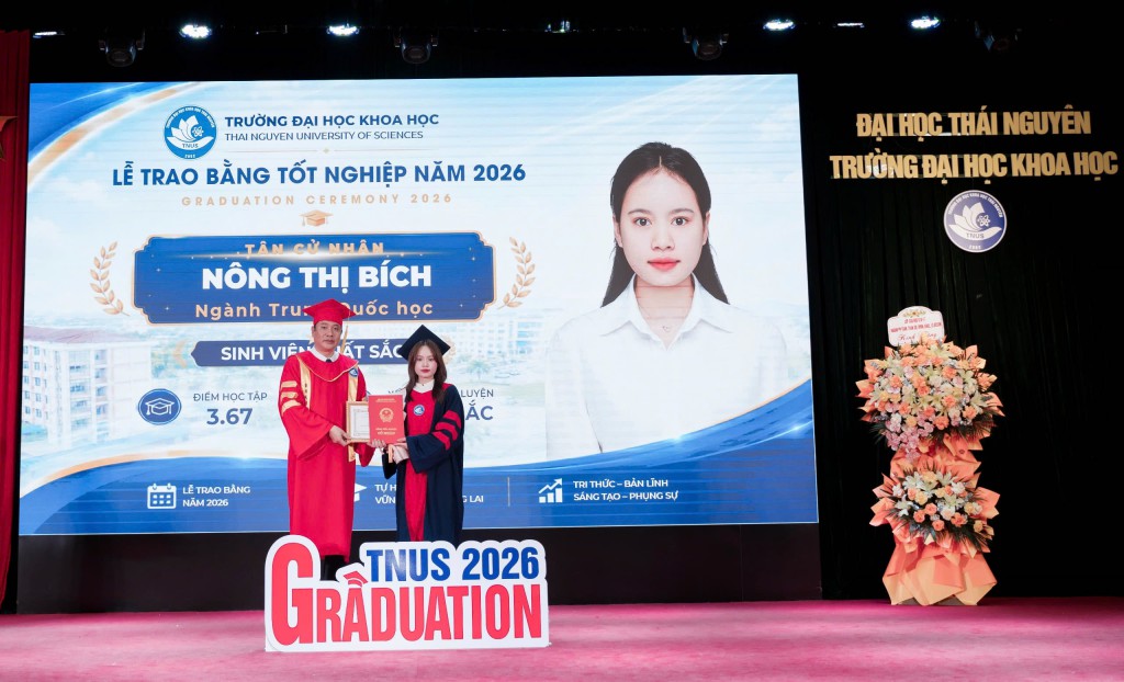 Nông Thị Bích: Tấm bằng đại học và "thế giới trên vai cha mẹ"