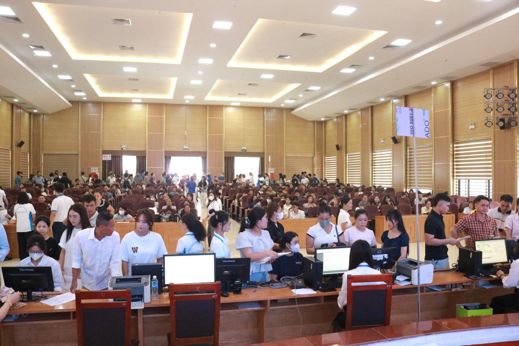 K24 ĐẾN RỒI! TNUS RỘN RÀNG ĐÓN TÂN SINH VIÊN