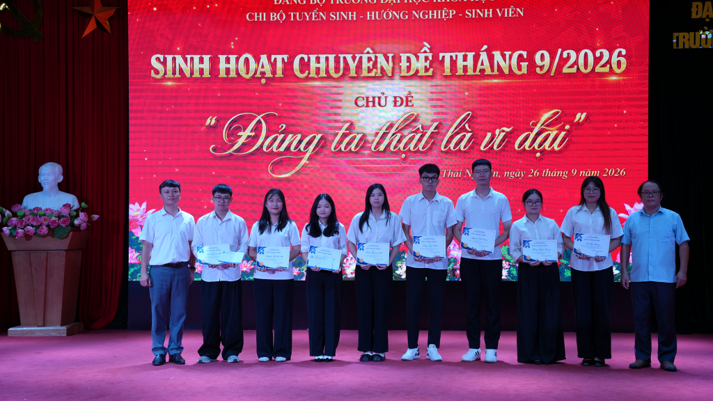 Chi bộ Tuyển sinh - Hướng nghiệp - Sinh viên tổ chức sinh hoạt chính trị chuyên đề quý III với chủ đề “Đảng ta thật là vĩ đại”