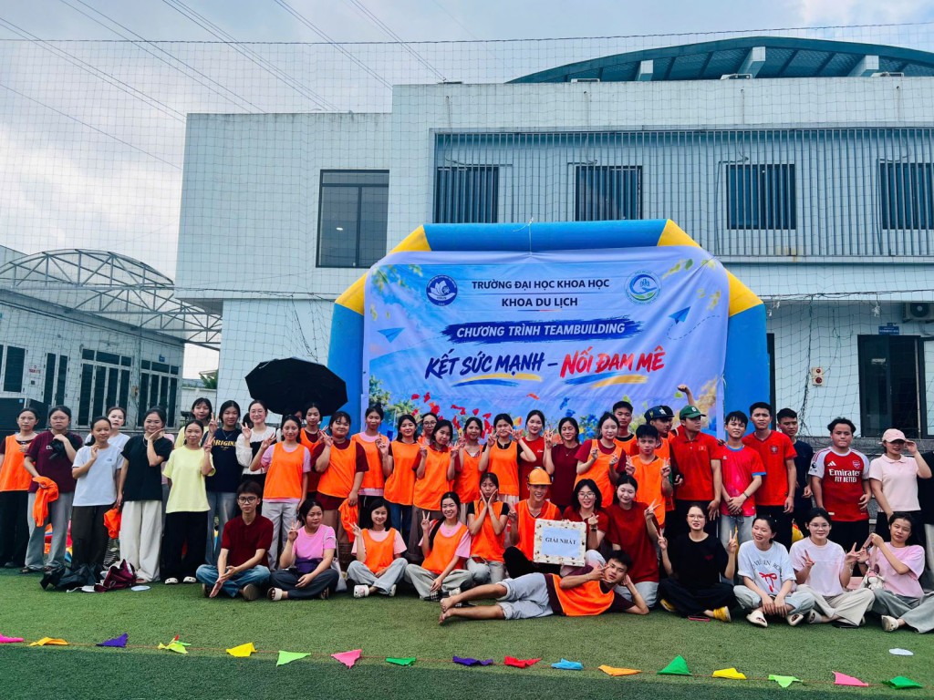 KHOA DU LỊCH CHÀO ĐÓN TÂN SINH VIÊN K24  VÀ LAN TỎA NIỀM TỰ HÀO KHOA DU LỊCH  “KẾT SỨC MẠNH – NỐI ĐAM MÊ”: HÀNH TRÌNH GẮN KẾT THẦY TRÒ