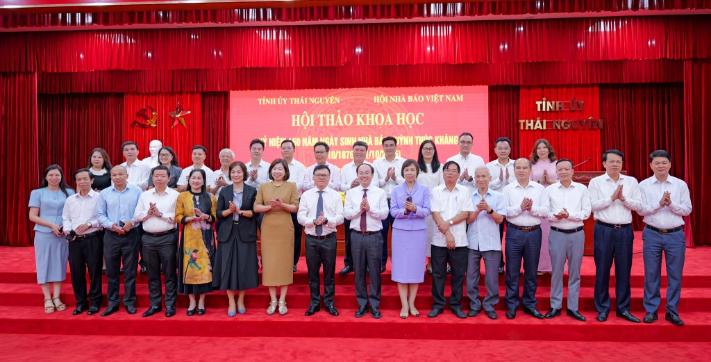 Giảng viên, sinh viên TNUS tham dự Hội thảo khoa học kỷ niệm 150 năm Ngày sinh nhà báo Huỳnh Thúc Kháng