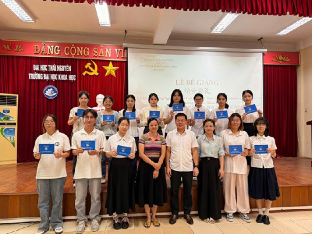 Trường Đại học Khoa học tổ chức Lễ Bế giảng Lớp bồi dưỡng Ngôn ngữ và Văn hóa Việt Nam dành cho người nước ngoài
