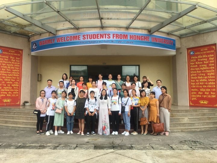 Ảnh 5: Đoàn sinh viên Học viện Hồng Hà chụp ảnh lưu niệm với cán bộ, giảng viên Trường ĐHKH